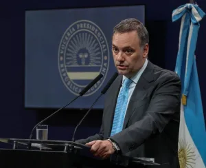 Ministro de hipotecas: Adorni financió otro departamento con dólares de dos mujeres