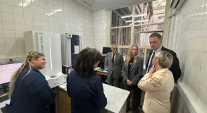 En medio del escándalo, Manuel Adorni se mostró junto a Karina Milei en una recorrida por el Malbrán