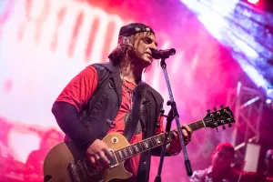 Rock en vivo en Rosario de la mano de Caras Extrañas