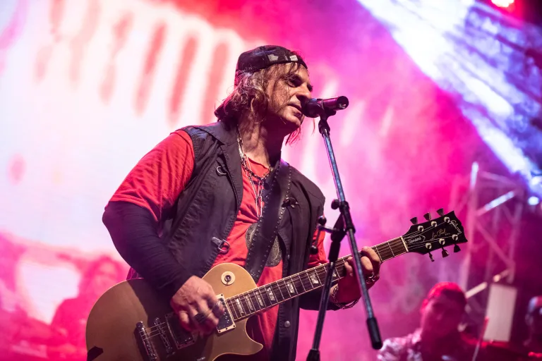 Rock en vivo en Rosario de la mano de Caras Extrañas