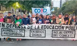 Marcha de antorchas en la UNR: la FUR reclama fondos para la educación