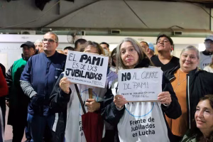 Denuncian cesantía irregular en Pami Rosario y montan carpa contra la corrupción