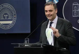 La Justicia archivó una de las causas contra Adorni y el gobierno lo celebró en redes