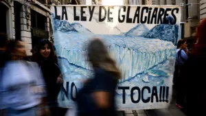 Ambientalistas se congregaron frente a la Bolsa de Comercio para protestar contra la nueva Ley de Glaciares que impulsa el gobierno de Milei