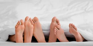 Relación seria, pero con recreo supervisado:  el fenómeno "monogamish" crece en Semana Santa