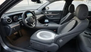 Para no frenar en la ruta: una automotriz china patentó un auto con “inodoro a bordo”