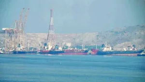 Atrapados. Buques petroleros y mercantes en general esperan a que se reabra el crucial estrecho