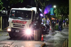 Un camión hormigonero que se dirigía a una obra lleva varias horas incrustado en plena peatonal Córdoba