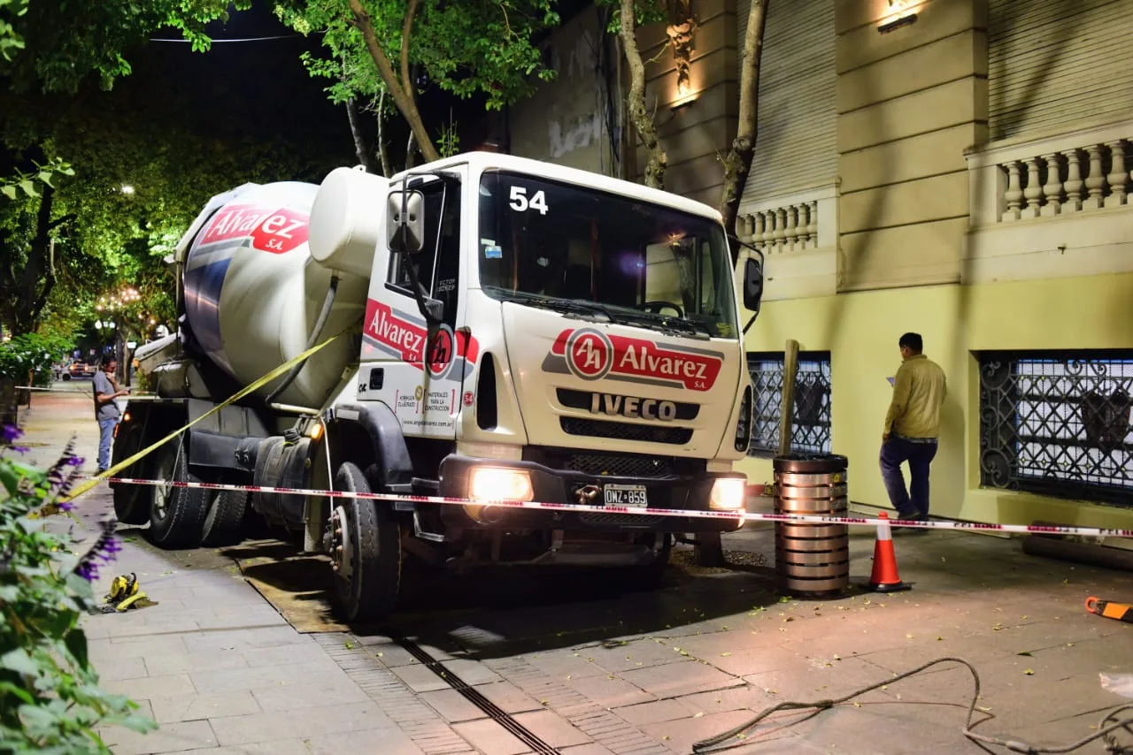 Un camión hormigonero que se dirigía a una obra lleva varias horas incrustado en plena peatonal Córdoba