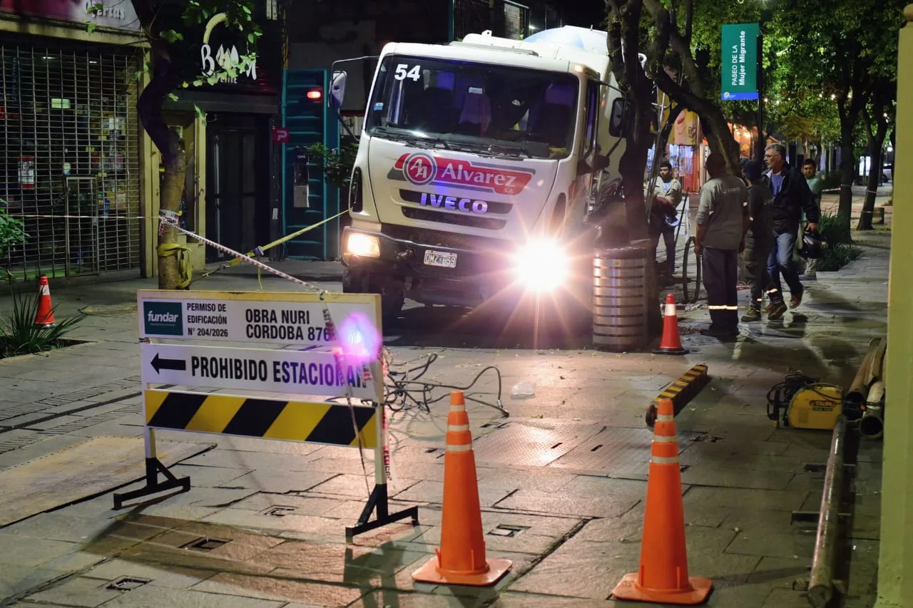 Un camión hormigonero que se dirigía a una obra lleva varias horas incrustado en plena peatonal Córdoba
