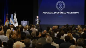 El exabrupto de Toto Caputo en la Bolsa de Comercio de Rosario: "A los que piden devaluar me dan ganas de cagarlos a patadas en el culo”