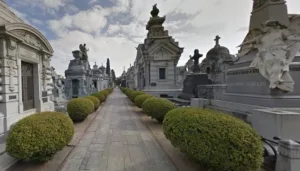 Este sábado habrá un recorrido guiado por el cementerio El Salvador vinculada al día Mundial del Libro