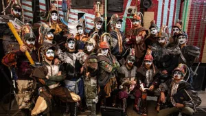 Murga en los galpones: La Cotolengo viaja al futuro para preguntarse «¿Qué nos pasó?»