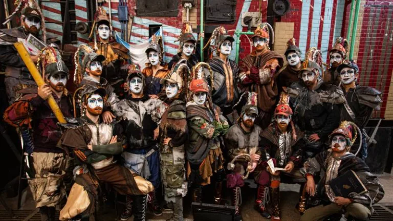 Murga en los galpones: La Cotolengo viaja al futuro para preguntarse «¿Qué nos pasó?»