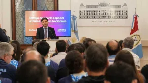 el gobernador Maximiliano Pullaro