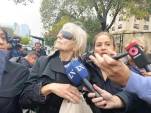 Las dos jubiladas que le prestaron dólares a Adorni declaran en Comodoro Py