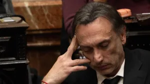 Papelón: quién es y cuánto cobra el diputado libertario que se durmió en el Congreso durante la exposición de Adorni