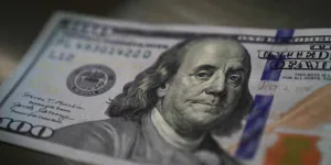 El dólar oficial cae por segundo día al hilo y quiebra los $1.400 por primera vez en la semana