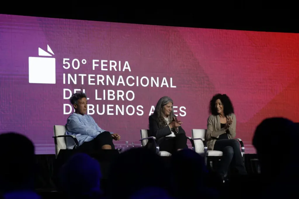 Reunión cumbre: tres escritoras notables abrieron el debate en la Feria del Libro porteña con una charla atravesada por política y literatura
