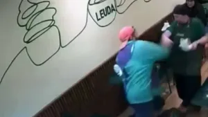 Cobarde y brutal agresión en un bar del microcentro: se negó a pagar la cuenta, golpeó a una moza y terminó detenido