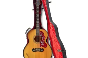 Sotheby’s subastará en Nueva York la guitarra rojo cereza del Rey del Rock, Elvis Presley