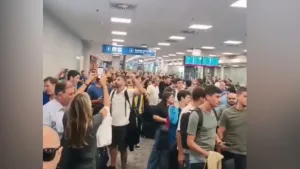 Hinchas de Central en el Aeropuerto Islas Malvinas