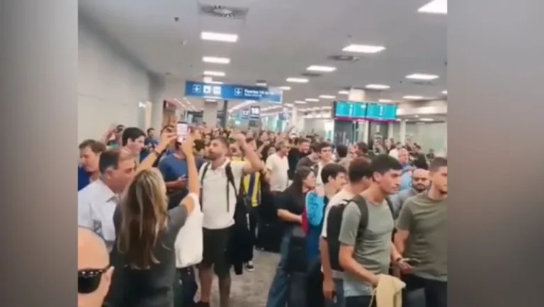 Hinchas de Central en el Aeropuerto Islas Malvinas