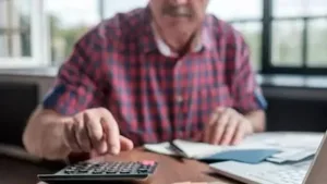 Trabajar después de jubilarse: crece la informalidad entre mayores de 65 y suma presión al mercado laboral