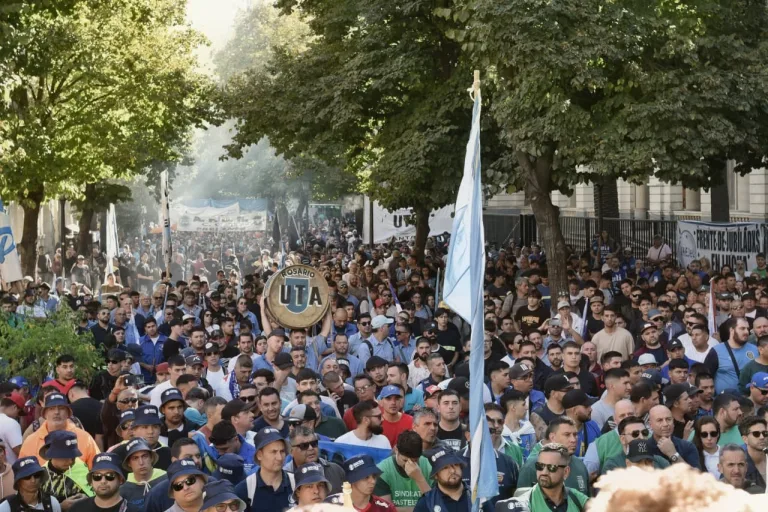 Con la CGT local y la Intersindical, Rosario también mostró su rechazo a las políticas del Gobierno nacional