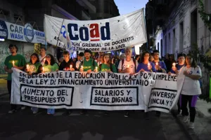 La comunidad universitaria salió a la calle para reclamar por el financiamiento educativo