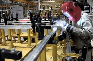 La metalúrgica no encuentra piso y sigue en caída libre