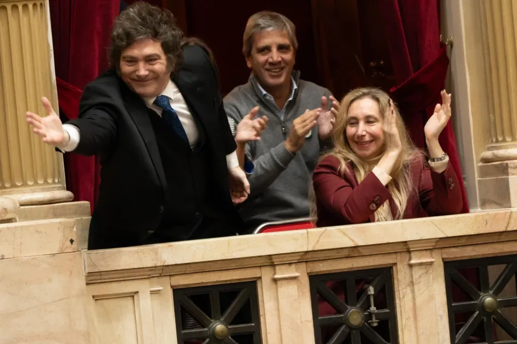 Lo que se vio y lo que no se vio del “Adornipalooza”: los balcones militantes, el aplausómetro y los insultos