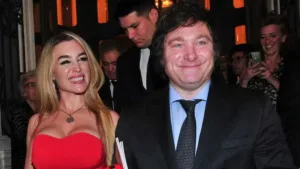 En las cosas importantes: Milei le cantará a Fátima Florez mientras ella desfila en un evento de Roberto Piazza