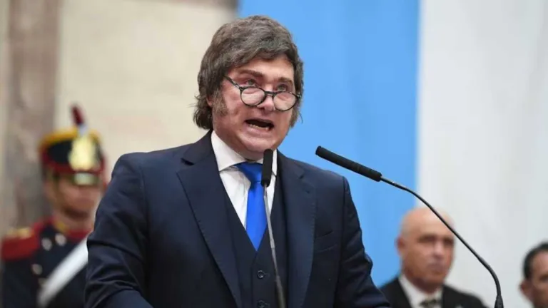 Un Milei enfurecido salió en defensa de Adorni: “Ni en pedo se va, no pienso ejecutar a un hombre honesto por el ego de los periodistas”