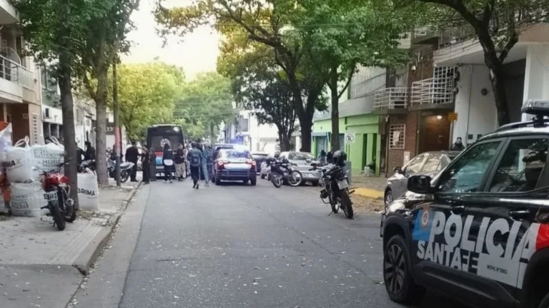 Fachada de un edificio de departamentos en calle 3 de Febrero al 2400, Rosario, con presencia de patrulleros policiales y cintas de peligro que delimitan la zona del peritaje