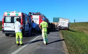 El siniestro ocurrió en el kilómetro 339, jurisdicción de Carcarañá. La víctima fatal, de 28 años, viajaba como conductor de uno de los vehículos.