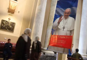 Fieles rosarinos se acercaron a la Catedral para recordar al Papa Francisco a un año de su muerte