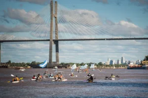 Caravana y banderazo en Rosario para defender el Paraná y sus humedales