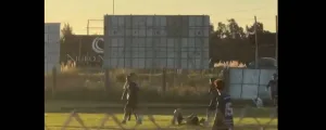 Un jugador de fútbol atacó a un árbitro que sufrió pérdida de conocimiento por el golpe: quedó detenido