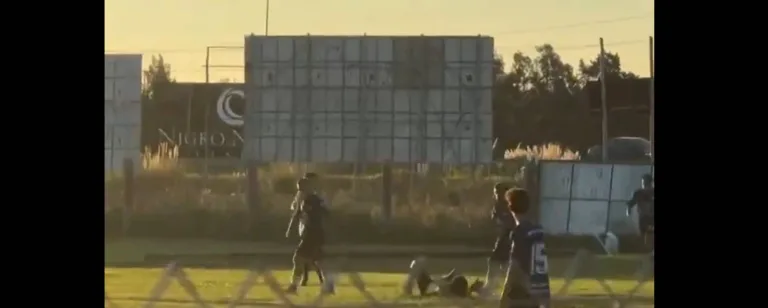 Un jugador de fútbol atacó a un árbitro que sufrió pérdida de conocimiento por el golpe: quedó detenido
