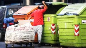Pobreza, Revolviendo la basura