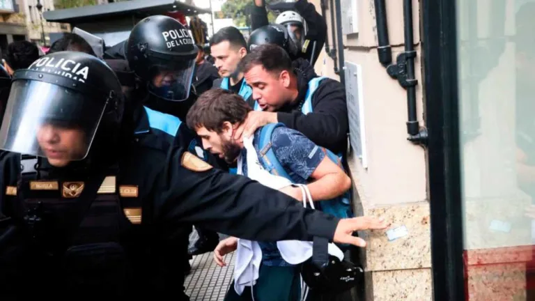 Tensión en el Congreso: la Policía reprimió a manifestantes que protestaban contra la nueva Ley de Glaciares que impulsa el gobierno de Milei