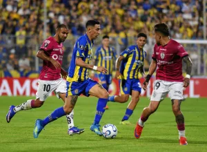 Terminó el primer tiempo en el Gigante: Central iguala sin goles con Independiente del Valle