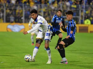 Final del primer tiempo en el Gigante: Central es irregular en su rendimiento y empata 1-1 con Atlético Tucumán