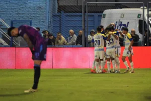 Pegó de entrada Central en Río Cuarto: centro perfecto de Julián Fernández y cabezazo de Copetti para que el Canalla le gane 1-0 a Estudiantes