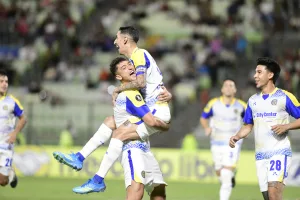 Aumenta la diferencia en Caracas: Ángel Di María cambió un penal por gol y Central 2-0 a Universidad Central para encaminar su camino a los octavos