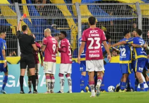 Independiente del Valle se quedó con una menos por expulsión a Sornoza y Central busca aprovechar esa ventaja para abrir el marcador