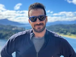 anestesiólogo Salazar en un paisaje montañoso