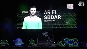 Alumnos porteños obligados a participar de una charla de emprendedores abuchearon a influencer libertario promotor de la estafa $LIBRA