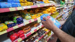 No hay plata que alcance: el 83% de los argentinos que se endeudó lo hizo para comer